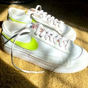 NIKE BLAZER LOW TOP